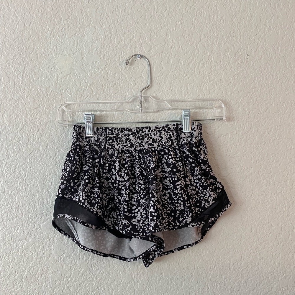 Lulu lemon black and white “speckled” hotty hot style short in 2.5 length